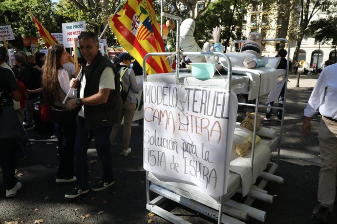 Varias personas durante la manifestación bajo el lema "Salvemos el mundo rural agredido", a 4 de octubre de 2025, en Madrid (España). Convocada por la organización Revuelta de la España Vaciada, las reivindicaciones se centran en la denuncia a las agresio