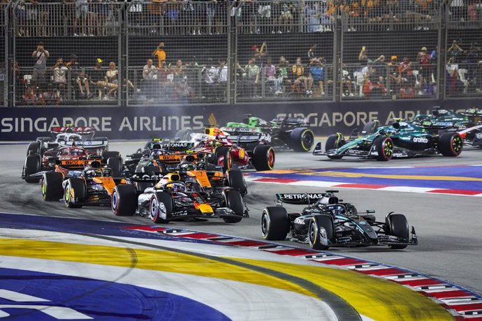 October 5, 2025, Singapore, Singapore: Start, 63 RUSSELL George (gbr), Mercedes AMG F1 Team W16, action during the 2025 Formula 1 Singapore Grand Prix, 18th round of the 2025 FIA Formula One World Championship from October 3 to 5, 2025 on the Marina Bay S