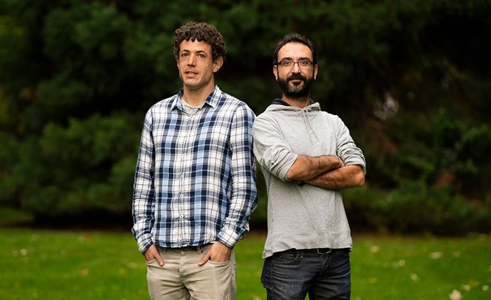Los investigadores de la UPNA participantes en el desarrollo de la tecnología, en el Campus de Arrosadia. De ida. A dcha., Eneko Garaio y Alberto López.
