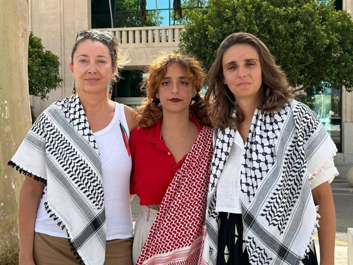 (I-D) Las Activistas Reyes Rigo, Alejandra Martínez Y Lucía Muñoz, Antes De Embarcarse En La Global Sumud Flotilla. Archivo.