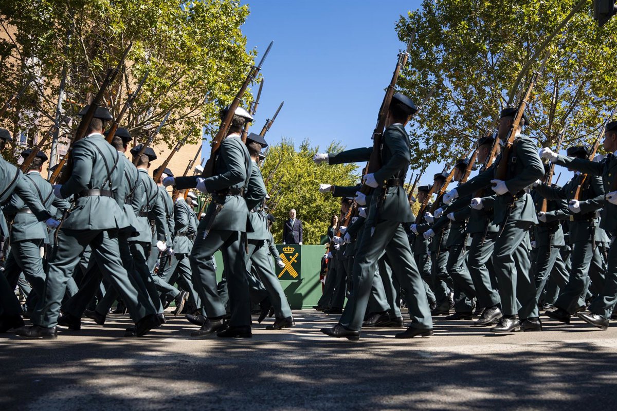 La Guardia Civil recoge el cariño de los conquenses en la Parada Militar que pone fin a los Actos del Pilar