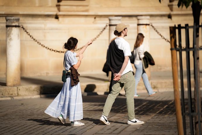Archivo - Turistas por las calles de Sevilla en enero con temperaturas primaverales, a 24 de enero de 2024, Sevilla, Andalucía (España). Temperaturas altas para esta época del año en Sevilla.