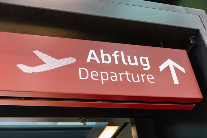 Archivo - August 8, 2025, Berlin, Berlin, Germany: Berlin's international airport was bustling with travelers on Friday, August 8, 2025, as Germany's summer tourism season continued to draw both international visitors and Germans heading abroad. At Berlin