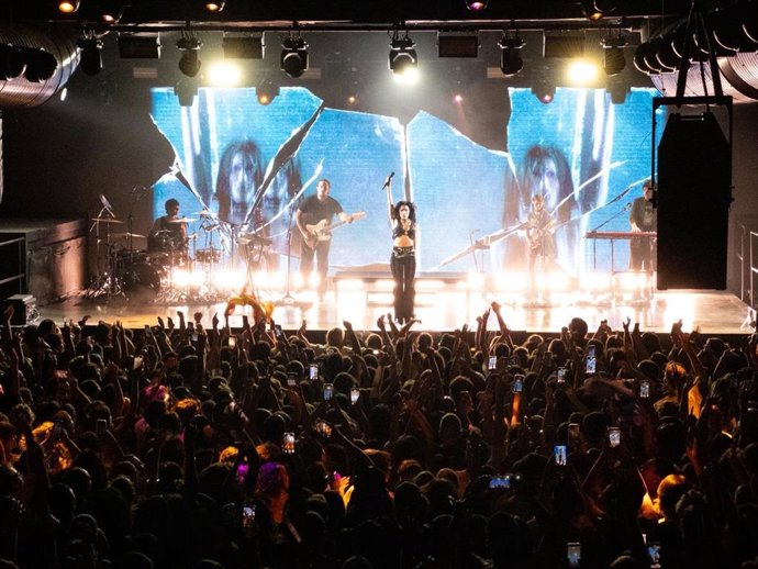 La cantante argentina Lali Expósito ofreciendo un concierto en la Sala Pandora de Sevilla.