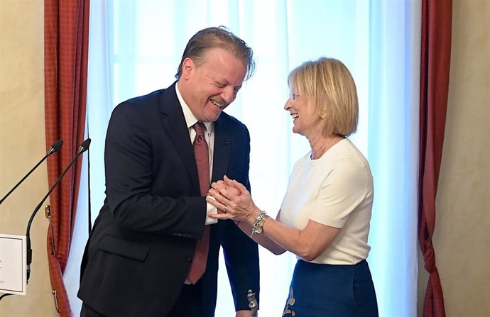 La alcaldesa de Jerez, María José García-Pelayo, junto al alcalde de Rabat Cittá Victoria (Malta),  Brian Azzopardi.