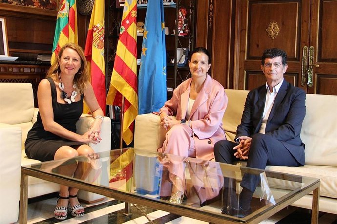 La alcaldesa de Castellón, Begoña Carrasco, junto al presidente de Facsa, Enrique Gimeno, y la consejera Elena Llopis