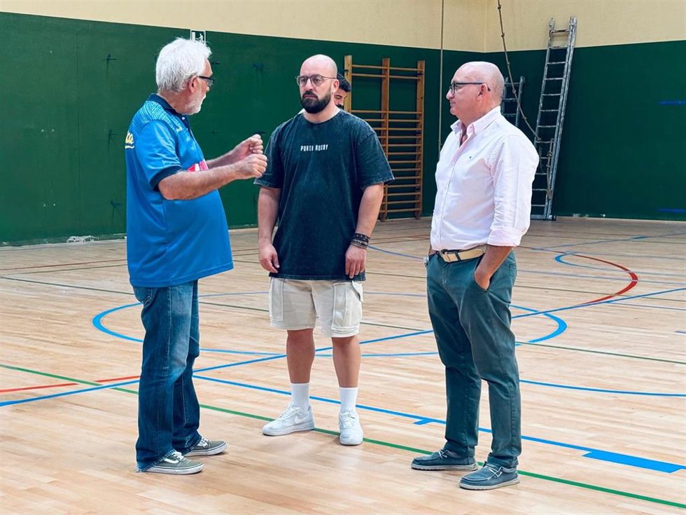 El alcalde de El Puerto de Santa María, Germán Beardo, el concejal de Deportes, José Ignacio González Nieto, y el presidente de la Asociación de Clubes Deportivos de El Puerto, Eladio Vázquez, en el renovado  Pabellón Ramón Velázquez