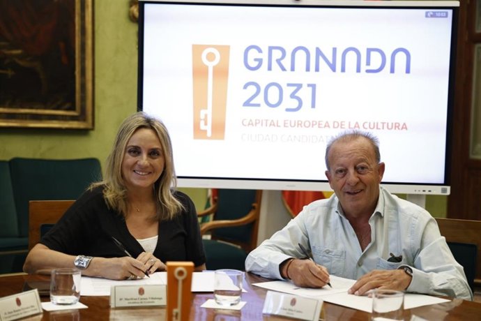 El presidente de Asaja Granada, José Hita Castro, junto a la alcaldesa de Granada, Marifrán Carazo.