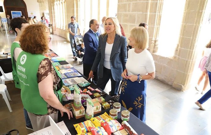 La alcaldesa de Jerez, María José García-Pelayo, con la escritora y periodista Marta Robles.