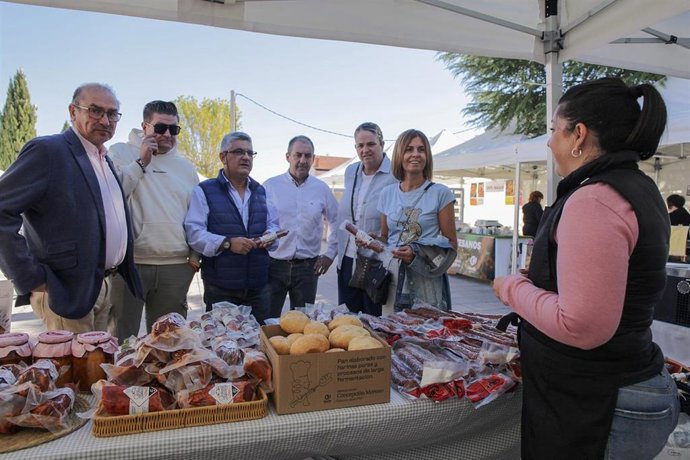 IV Feria dedicada a los dulces tradicionales de Abades en la octava parada de la Caravana de Alimentos de Segovia