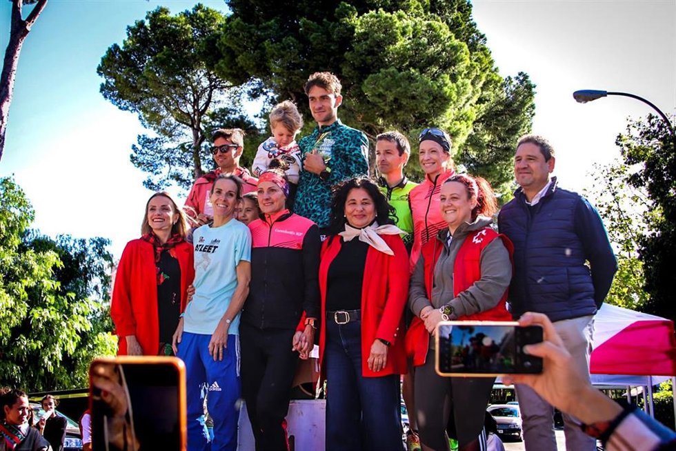 Foto de familia en el podio de la II Carrera Solidaria de Cruz Roja celebrada este domingo en el Parque Grande José Antonio Labordeta.