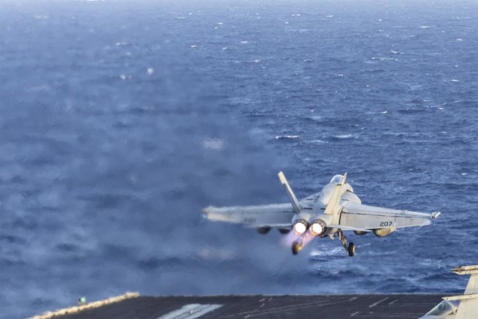 Archivo - April 1, 2025, Uss Harry S Truman, Red Sea, International Waters: A U.S. Navy F/A-18E Super Hornet fighter aircraft from the Pukin' Dogs of Strike Fighter Squadron 143, launches from the flight deck of the Nimitz-class aircraft carrier USS Harry