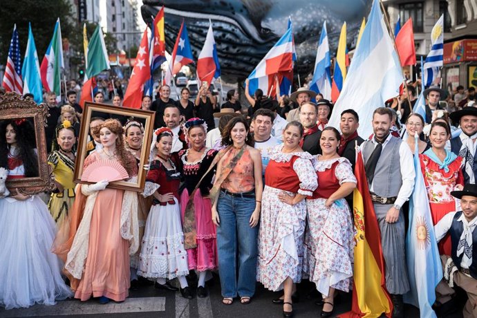 La presidenta de la Comunidad de Madrid, Isabel Díaz Ayuso (c), durante la Cabalgata de la Hispanidad, a 5 de octubre de 2025, en Madrid (España). El desfile, en el que participan más de 1.000 personas y agrupaciones de 22 países hispanohablantes con Arge