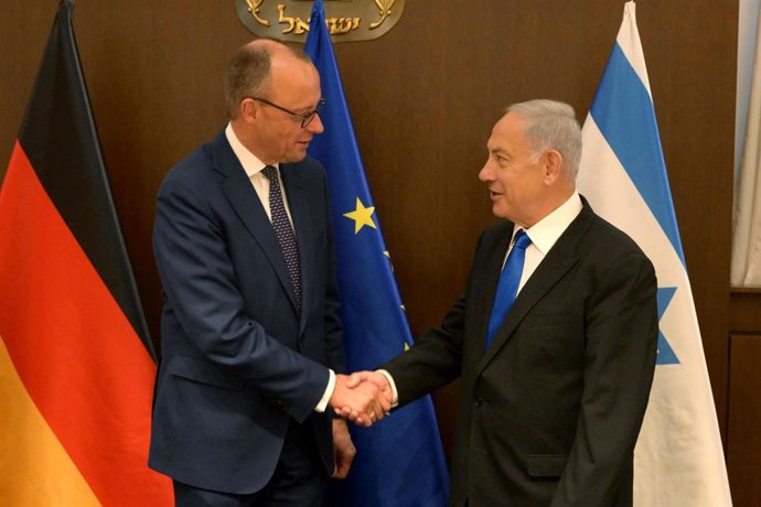 Archivo - HANDOUT - 21 March 2023, Israel, Jerusalem: Chairman of the Christian Democratic Union (CDU) Friedrich Merz (L) meets with Israeli Prime Minister Benjamin Netanyahu. Photo: -/GPO/dpa - ATTENTION: editorial use only in connection with the latest 