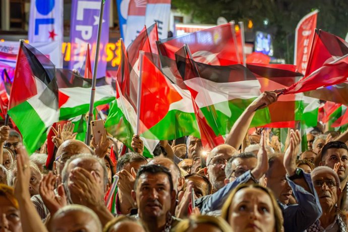 24 de setembro de 2025, Istambul, Istambul, Turquia: O Partido Republicano do Povo (CHP) organizou uma passeata do Consulado Geral do Estado da Palestina até a Praça Eyupsultan, em Istambul. A manifestação foi iniciada pela Organização da Juventude do CHP