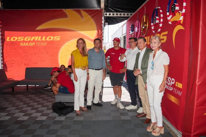 La presidenta de la Diputación de Cádiz; el consejero de Presidencia de la Junta de Andalucía, Antonio Sanz; y la consejera de Cultura, Patricia del Pozo, el hangar y la base de operaciones del equipo español de la Sail GP