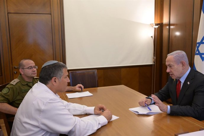 Benjamin Netanyahu em uma reunião com membros seniores do aparato de segurança de Israel