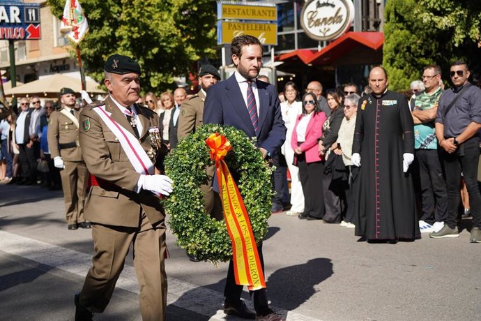 El alcalde de Monzón y presidente de la DPH, Isaac Claver, junto al General Jefe de la División Castillejos y representante institucional del Ejército de Tierra en Aragón, Luis Francisco Cepeda, en el acto de jura de bandera civil celebrado en Monzón.