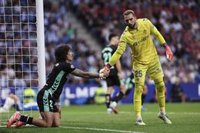 El Alavés frena al Elche y Pau López silencia Cornellà