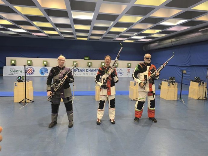Sonia Rivero (izda) y Ager Solabarrieta (dcha) junto a la polaca Bárbara Moskal en la final del Europeo de Tiro Paralímpico de 2025