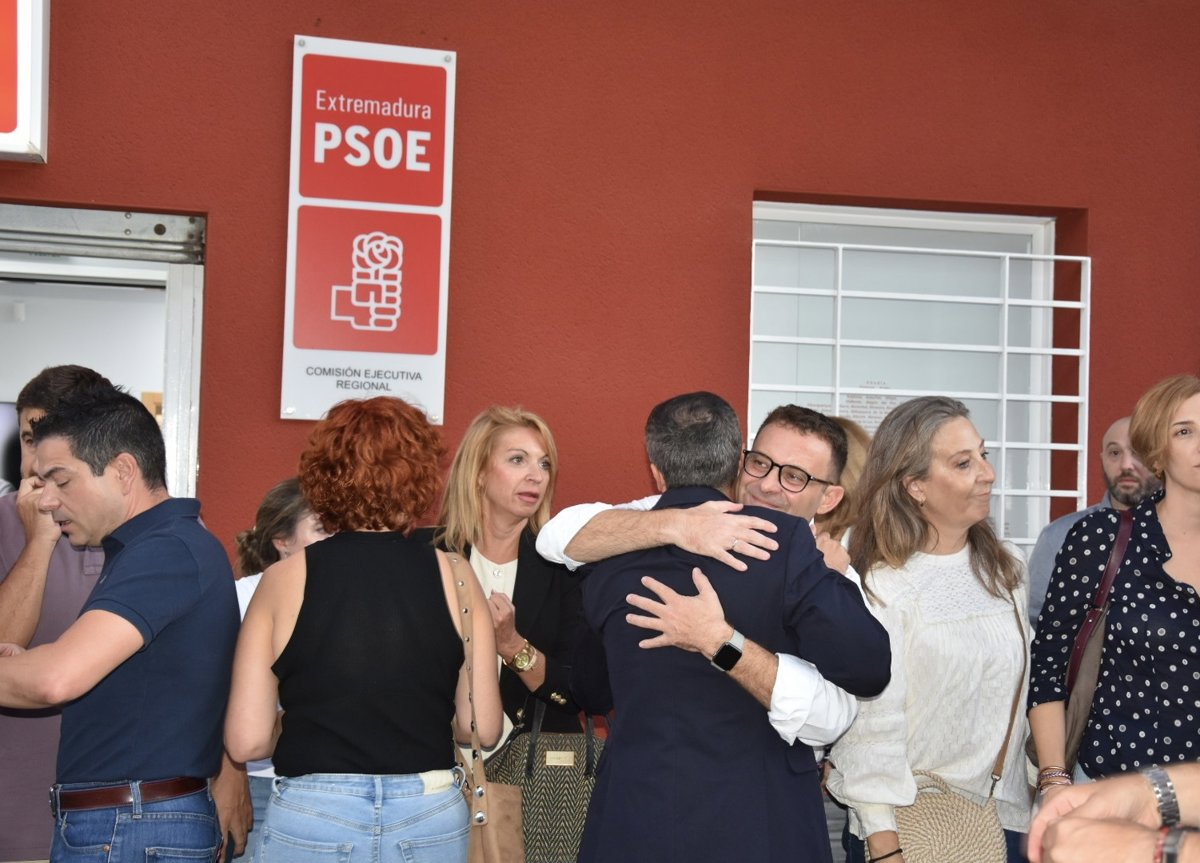 Militantes y ciudadanos despiden en silencio a Vara, expresidente y uno de los  padres  de la familia socialista