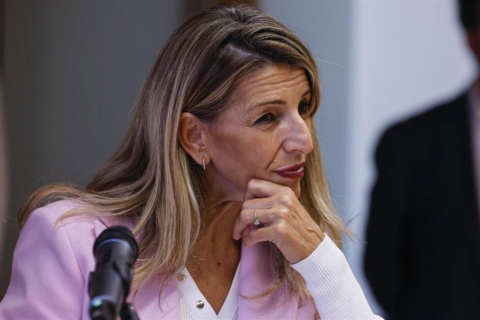 La vicepresidenta segunda del Gobierno y ministra de Trabajo y Economía Social, Yolanda Díaz, durante una rueda de prensa, en la Delegación del Gobierno, a 3 de octubre de 2025, en Valencia, Comunidad Valenciana (España).