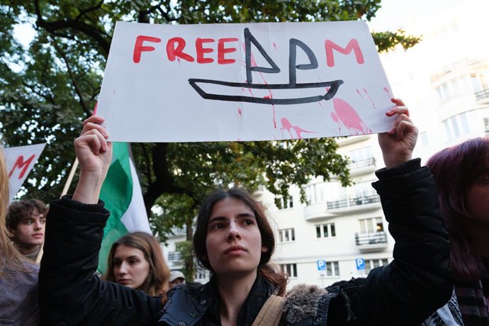 2 de outubro de 2025, Varsóvia, Mazowieckie, Polônia: Um manifestante segura um cartaz que diz "liberdade" com a imagem de um barco durante uma manifestação pró-palestina organizada em frente ao Ministério das Relações Exteriores da Polônia como uma ação 