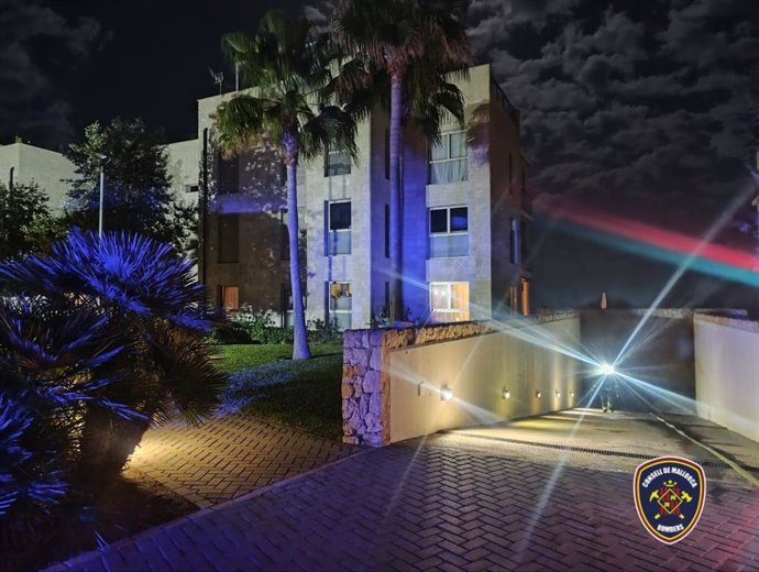 Bomberos de Mallorca intervienen en un incendio declarado en un edificio de apartamentos en Cala Figuera