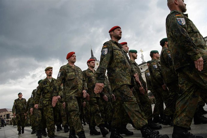 Archivo - Militares alemanes durante un desfile en Vilna (archivo)