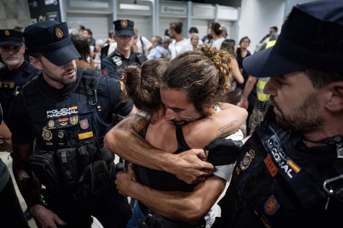 Chegada dos 21 cidadãos espanhóis da Sumud Global Flotilla no Aeroporto Adolfo Suárez Madrid-Barajas, em 5 de outubro de 2025, em Madri (Espanha). Este é o primeiro grupo de 21 dos 49 espanhóis detidos pelo governo.