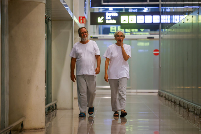 El concejal de ERC en Barcelona, Jordi Coronas, y la exalcaldesa de Barcelona, Ada Colau, a su llegada al Aeropuerto Josep Tarradellas Barcelona-El Prat, a 5 de octubre de 2025, en Barcelona, Catalunya (España).