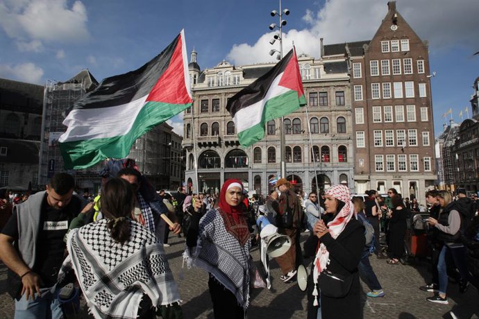 28 de setembro de 2025, Amsterdã, Holanda: Pessoas protestam em apoio a Gaza na praça Dam, em 28 de setembro de 2025, em Amsterdã, Holanda. O Movimento Global para Gaza na Holanda exige o fim da fome e da ocupação em Gaza. Ativistas e apoiadores