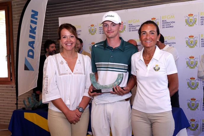 Marisol Fernández, Frederick Brokfelt-Christiansen y Begoña Zamorano en la entrega de premios del Daikin Madrid Open de Golf Adaptado 2025