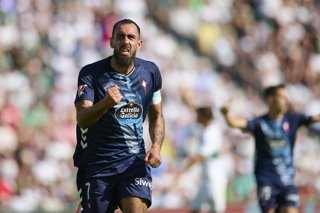 Borja Iglesias of RC Celta de Vigo celebrates after scoring his team's first goal during the Spanish League, LaLiga EA Sports, football match played between Elche CF and RC Celta de Vigo at Estadio Manuel Martinez Valero on September 28, 2025 in Elche, Al