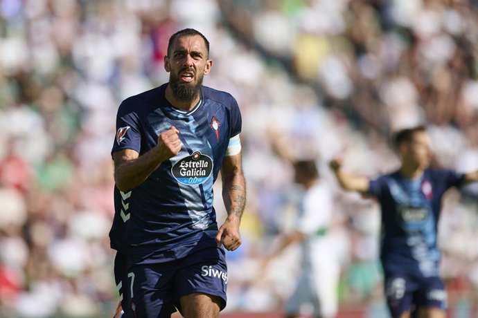 Borja Iglesias of RC Celta de Vigo celebrates after scoring his team's first goal during the Spanish League, LaLiga EA Sports, football match played between Elche CF and RC Celta de Vigo at Estadio Manuel Martinez Valero on September 28, 2025 in Elche, Al