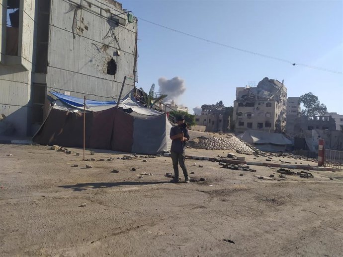 Humo tras un bombardeo junto a una tienda de desplazados en la ciudad de Gaza