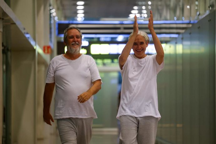 Jordi Coronas, conselheiro do ERC Barcelona, e Ada Colau, ex-prefeita de Barcelona, em sua chegada ao Aeroporto Josep Tarradellas Barcelona-El Prat, em 5 de outubro de 2025, em Barcelona, Catalunha, Espanha. Este é o primeiro grupo de 21 cidadãos