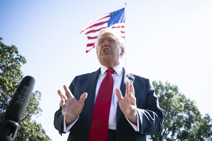 5 de outubro de 2025, Washington, Distrito de Columbia, EUA: O presidente dos Estados Unidos, Donald J. Trump, fala com membros da mídia no gramado sul da Casa Branca em Washington, DC, EUA, antes de embarcar no Marine One para voar para Norfolk, Virgínia