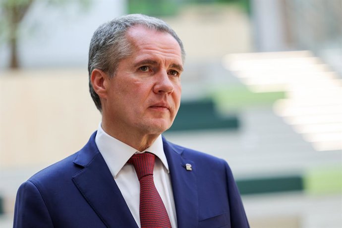 Archivo - RÚSSIA, REGIÃO DE BELGOROD - 1º de setembro de 2025: O governador da região de Belgorod, Vyacheslav Gladkov, participa da inauguração de uma nova escola secundária na vila de Repnoye no Dia do Conhecimento