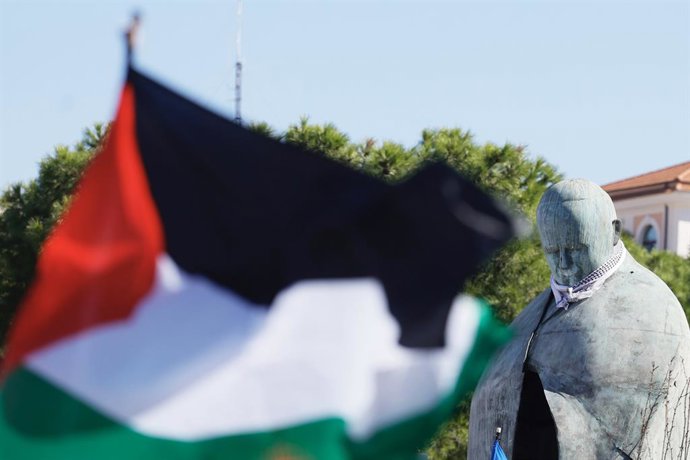 A estátua do Papa João Paulo II com o keffiyeh durante a manifestação da Greve Geral Blociamo Tutto convocada pela CGIL e USB em solidariedade à Flotilha Global Sumud - Roma, Itália - sexta-feira, 3 de outubro de 2025 - Crônica - (foto de Cecil