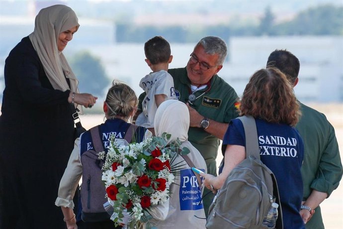 Archivo - Archivo.- Imágenes de la llegada de quince niños gazatíes que recibirán atención en España en la base aérea de Torrejón de Ardoz 