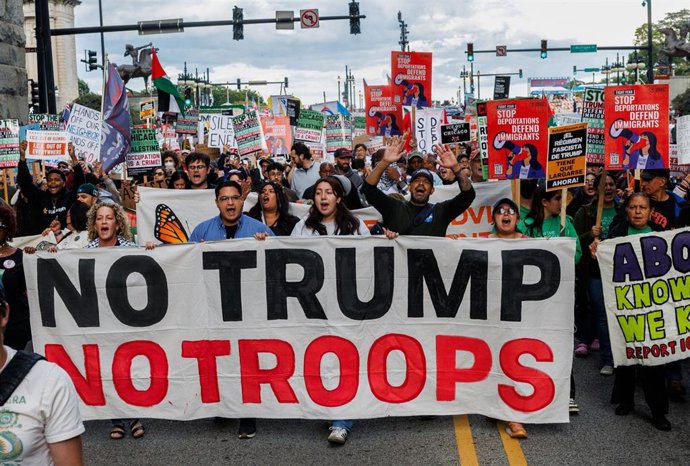 Archivo - Manifestantes protestan en Chicago contra el despliegue de la Guardia Nacional en el estado de Illinois, en Estados Unidos