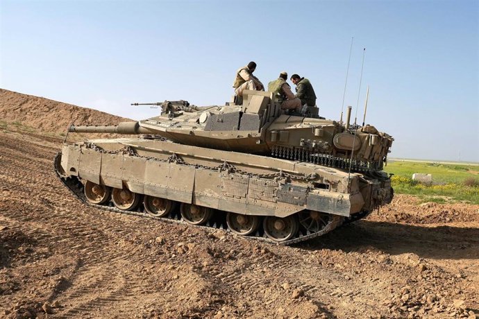 Archivo - Sodados israelíes sobre un tanque en su frontera sur con la Franja de Gaza