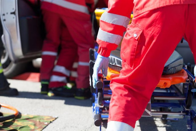 Archivo - Paramédicos y ambulancia en un accidente de tráfico con heridos.