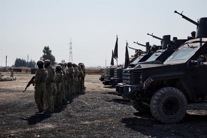 Archivo - Una unidad de las Fuerzas Democráticas Sirias (FDS) se prepara para patrullar las calles de Raqqa, en Siria