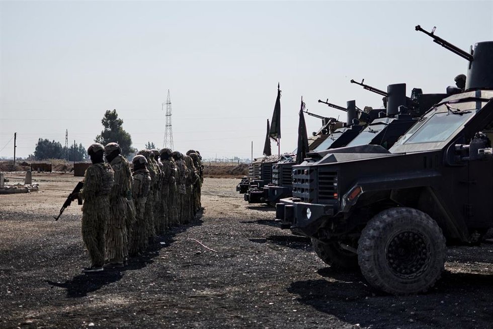 Archivo - Una unidad de las Fuerzas Democráticas Sirias (FDS) se prepara para patrullar las calles de Raqqa, en Siria