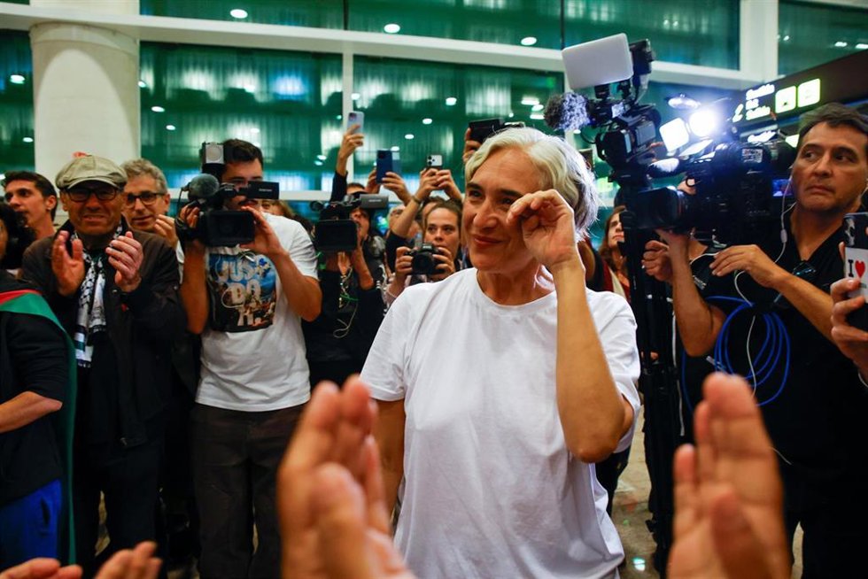 La exalcaldesa de Barcelona, Ada Colau, a su llegada al Aeropuerto Josep Tarradellas Barcelona-El Prat, a 5 de octubre de 2025, en Barcelona, Catalunya (España). Se trata del primer grupo de 21 ciudadanos de los 49 españoles detenidos por el Gobierno de