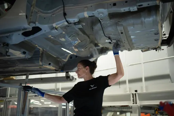 Una empleada trabajando en una fábrica de automóviles