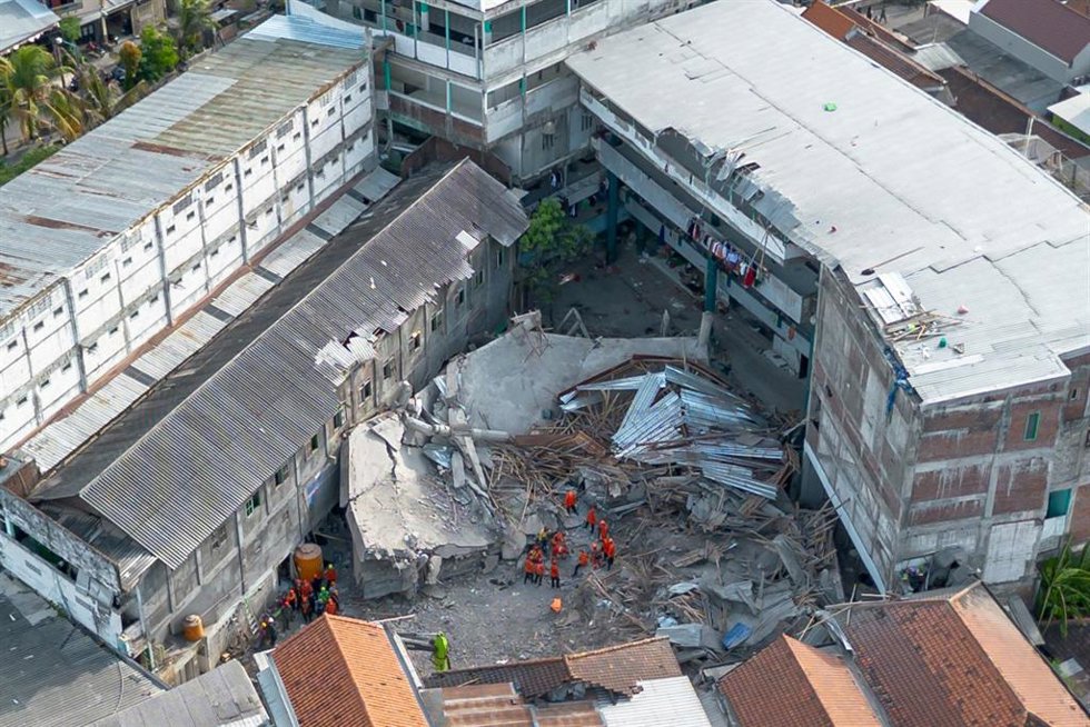 Derrumbe de la escuela islámica Al Jozini, en la localidad de Sidoarjo, Indonesia (archivo)