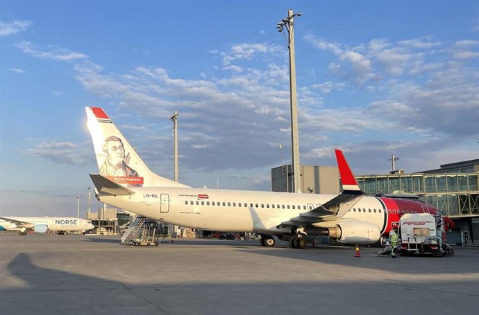 Archivo - Un avión de Norwegian Air Shuttle tras aterrizar en el aeropuerto de Oslo, Noruega (archivo)